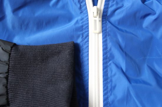 新着子供用ジップファスナーコート、ホワイトブルーブラックパッチワークフード付きスポーツコート